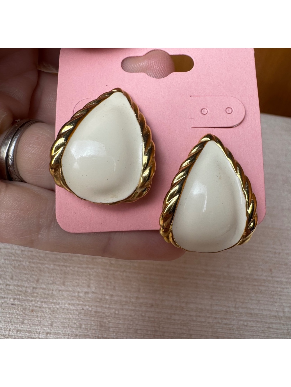 Vintage Cream Teardrop Gold Tone Pierced Earrings 1 Inch Retro Statement - Picture 2 of 8